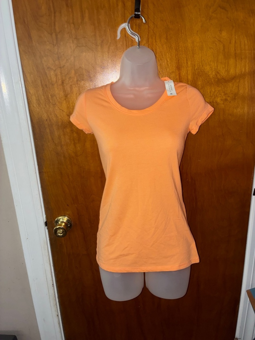 No Boundaries Women's Short Sleeve Tee in Peach